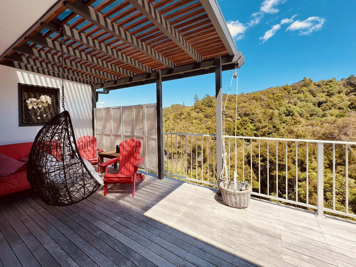 Modern Oasis with Heated Swimming Pool and Entertainer’s Dream!