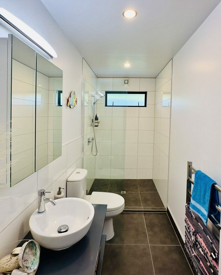 Modern Oasis with Heated Swimming Pool and Entertainer’s Dream!