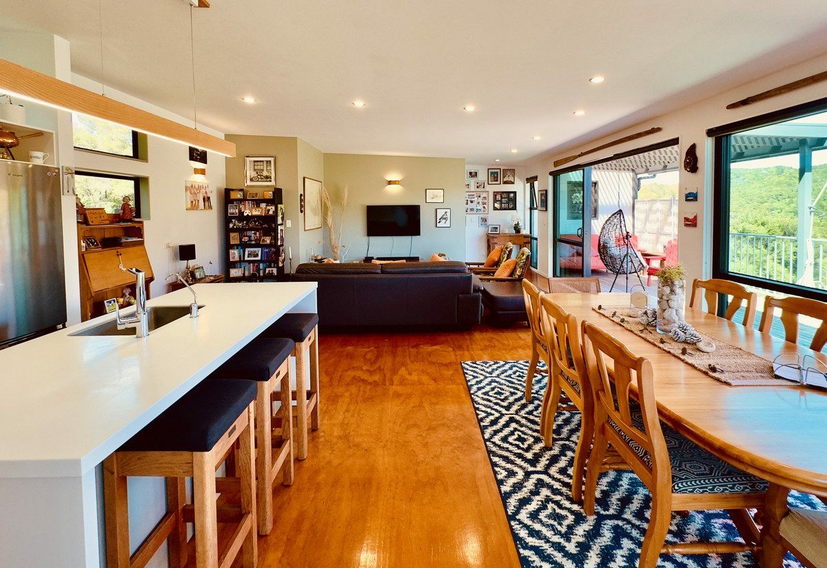 Modern Oasis with Heated Swimming Pool and Entertainer’s Dream!