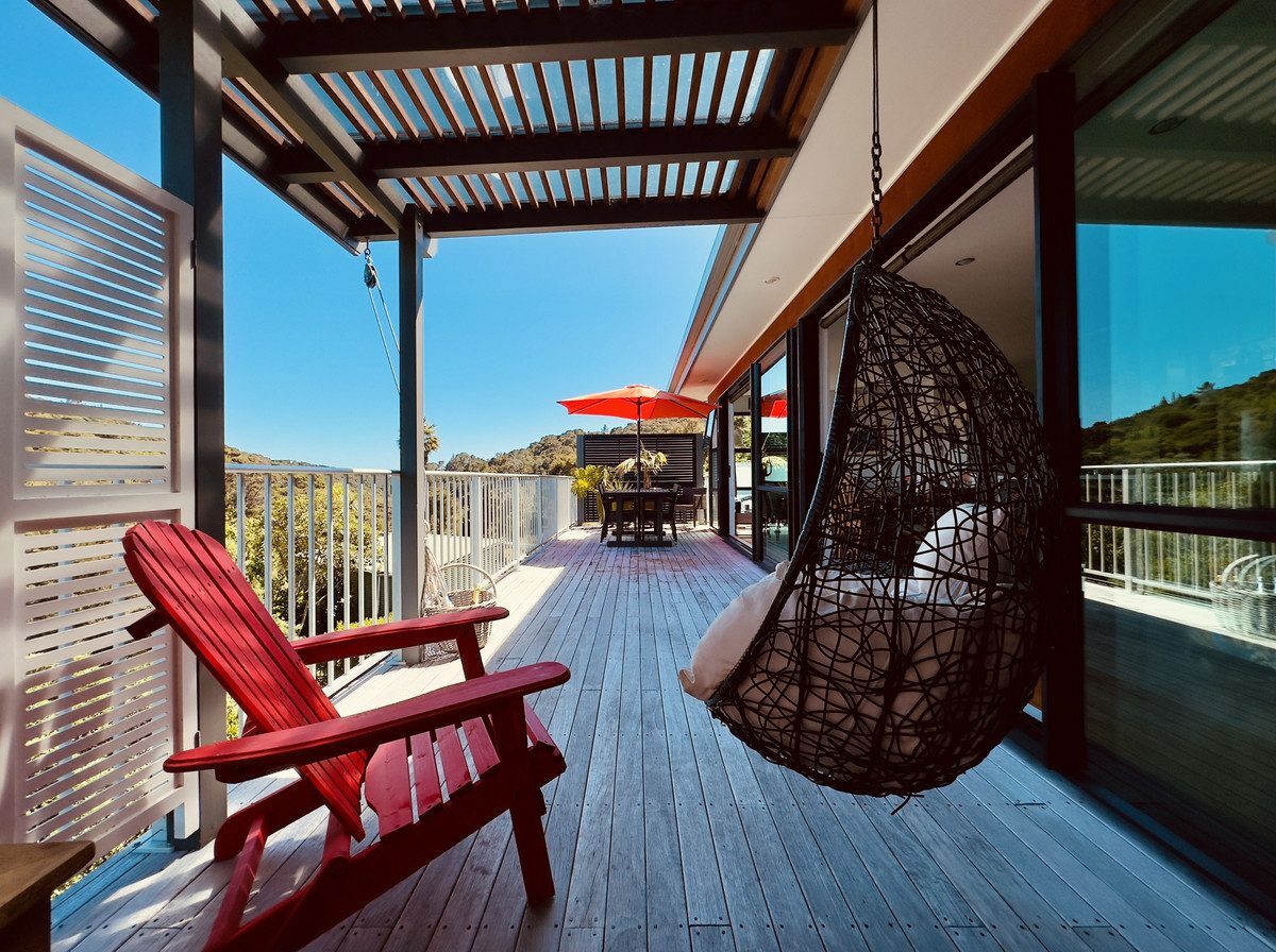 Modern Oasis with Heated Swimming Pool and Entertainer’s Dream!