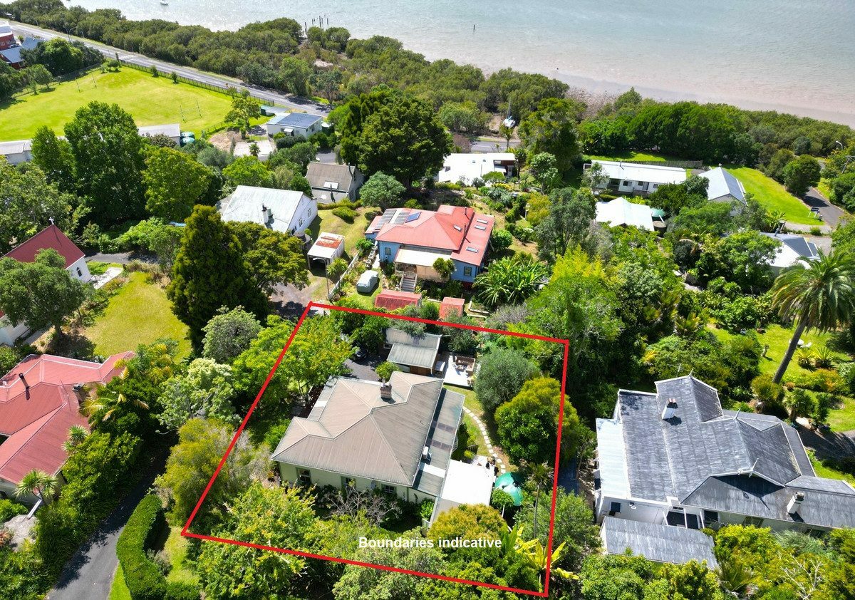 Character Kauri Villa in the Heart of Kohukohu
