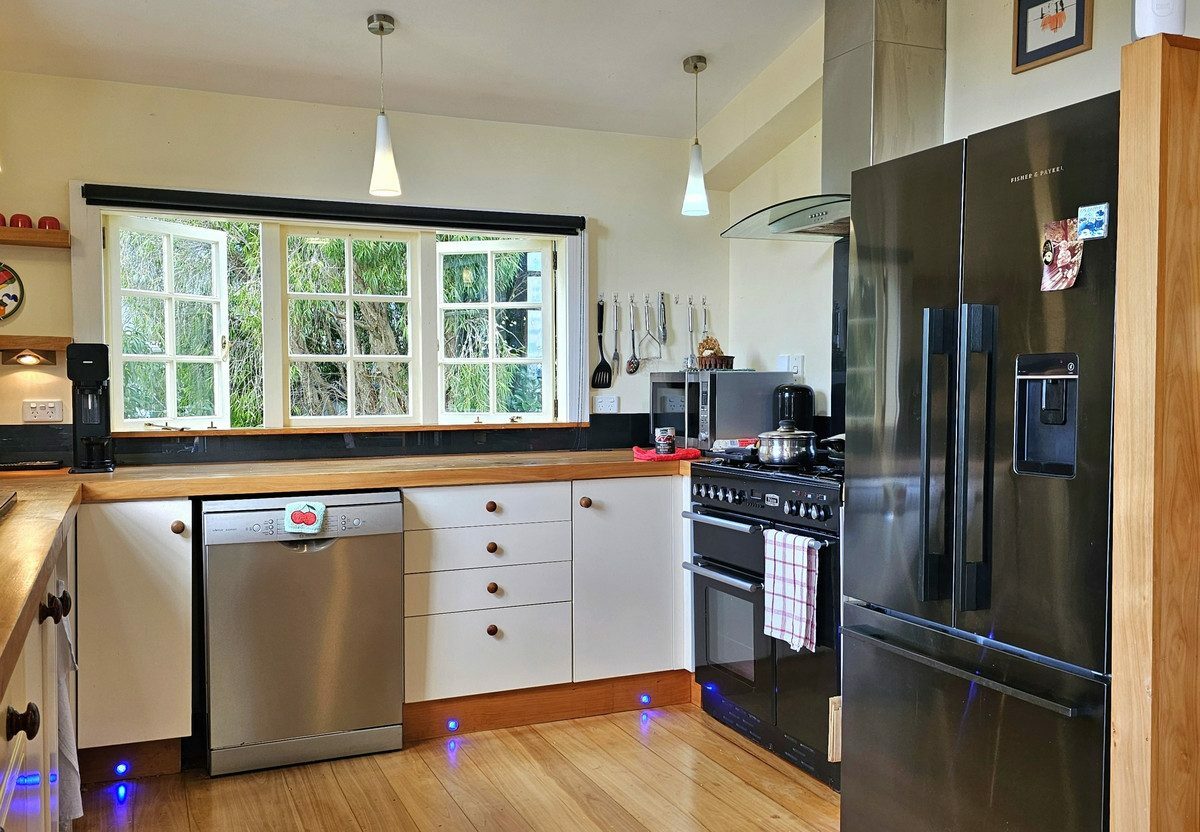 Character Kauri Villa in the Heart of Kohukohu