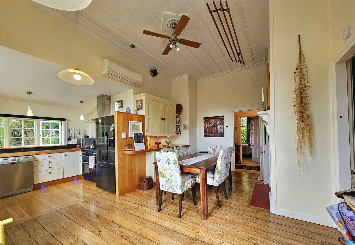 Character Kauri Villa in the Heart of Kohukohu