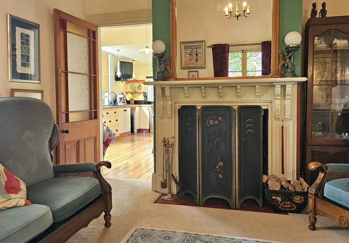 Character Kauri Villa in the Heart of Kohukohu