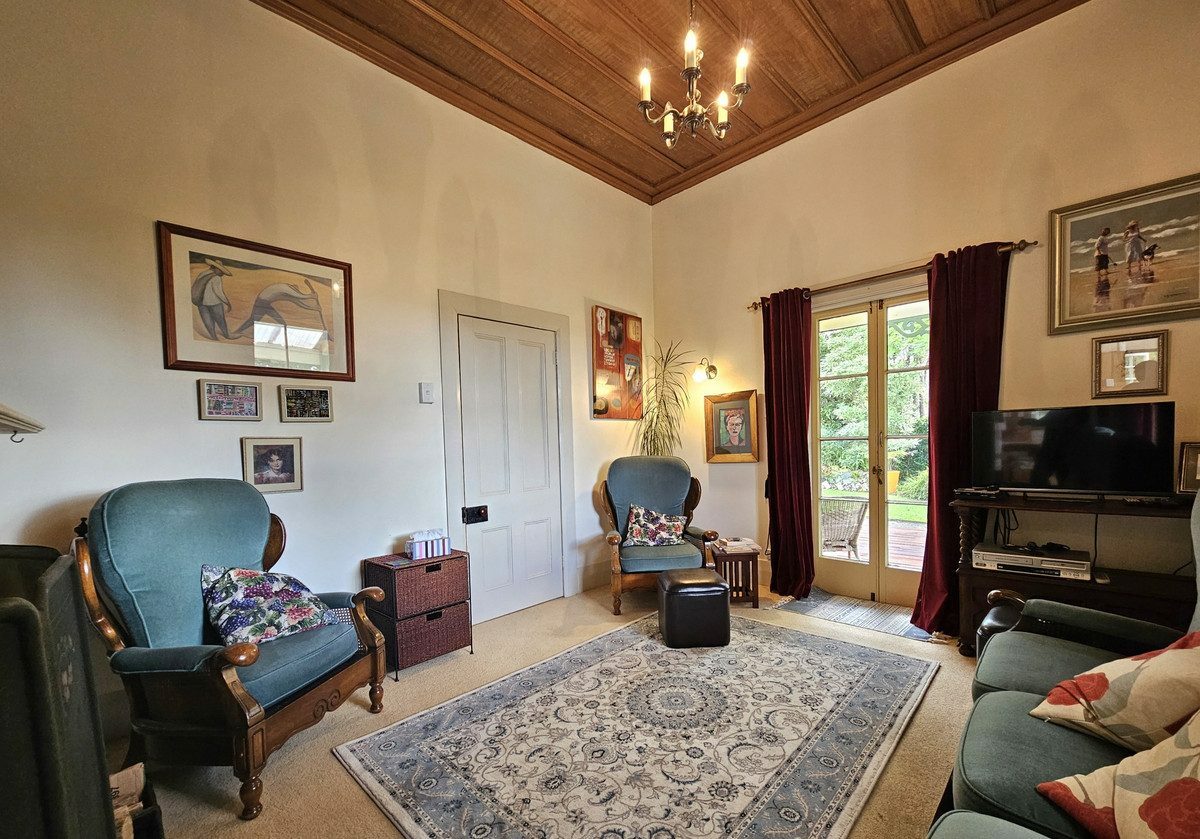Character Kauri Villa in the Heart of Kohukohu