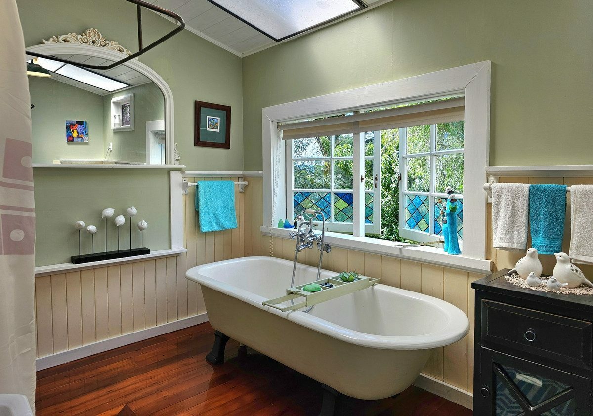 Character Kauri Villa in the Heart of Kohukohu