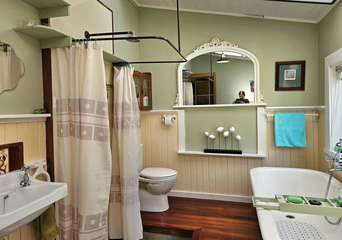 Character Kauri Villa in the Heart of Kohukohu