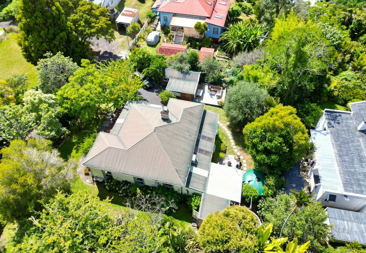 Character Kauri Villa in the Heart of Kohukohu