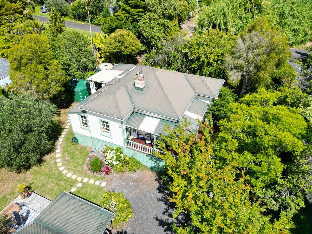 Character Kauri Villa in the Heart of Kohukohu