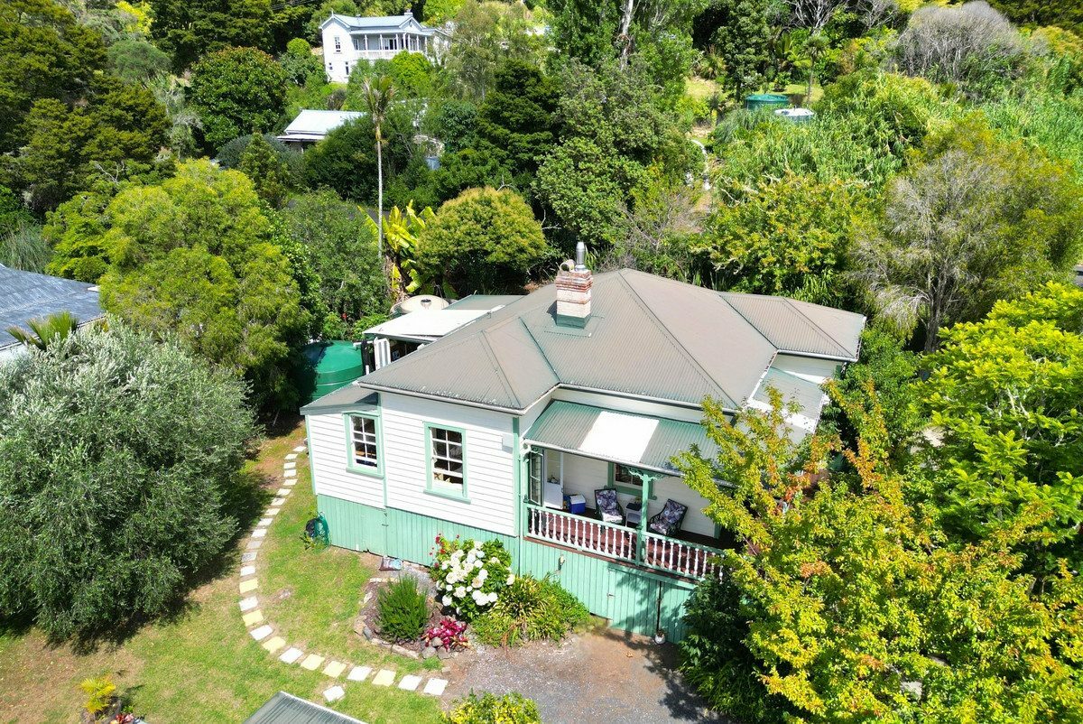 Character Kauri Villa in the Heart of Kohukohu