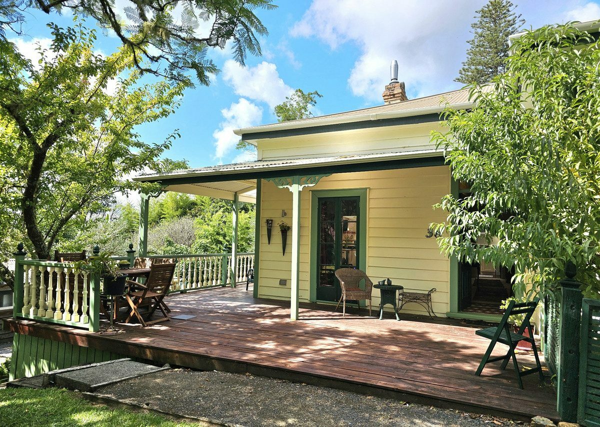 Character Kauri Villa in the Heart of Kohukohu