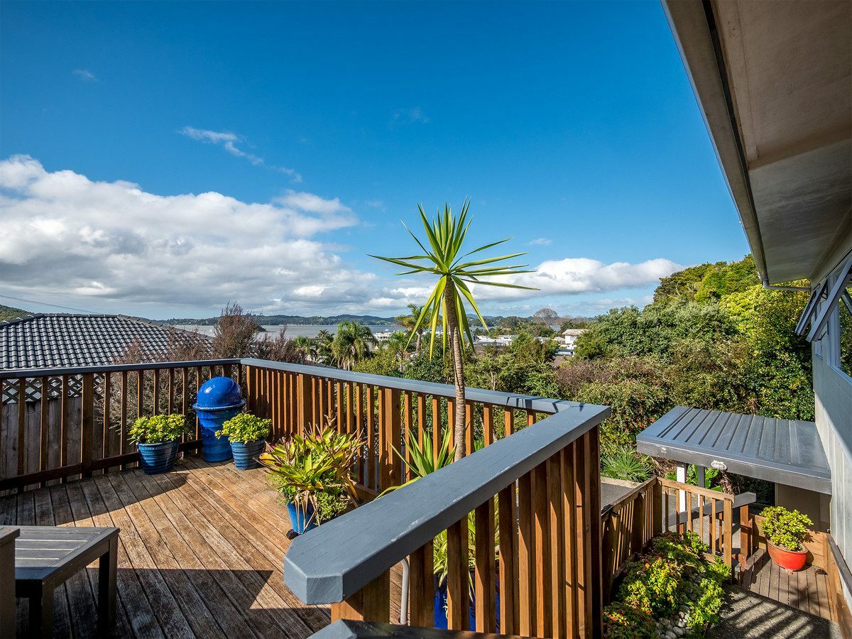 Location, Water views and All-Day Sun!