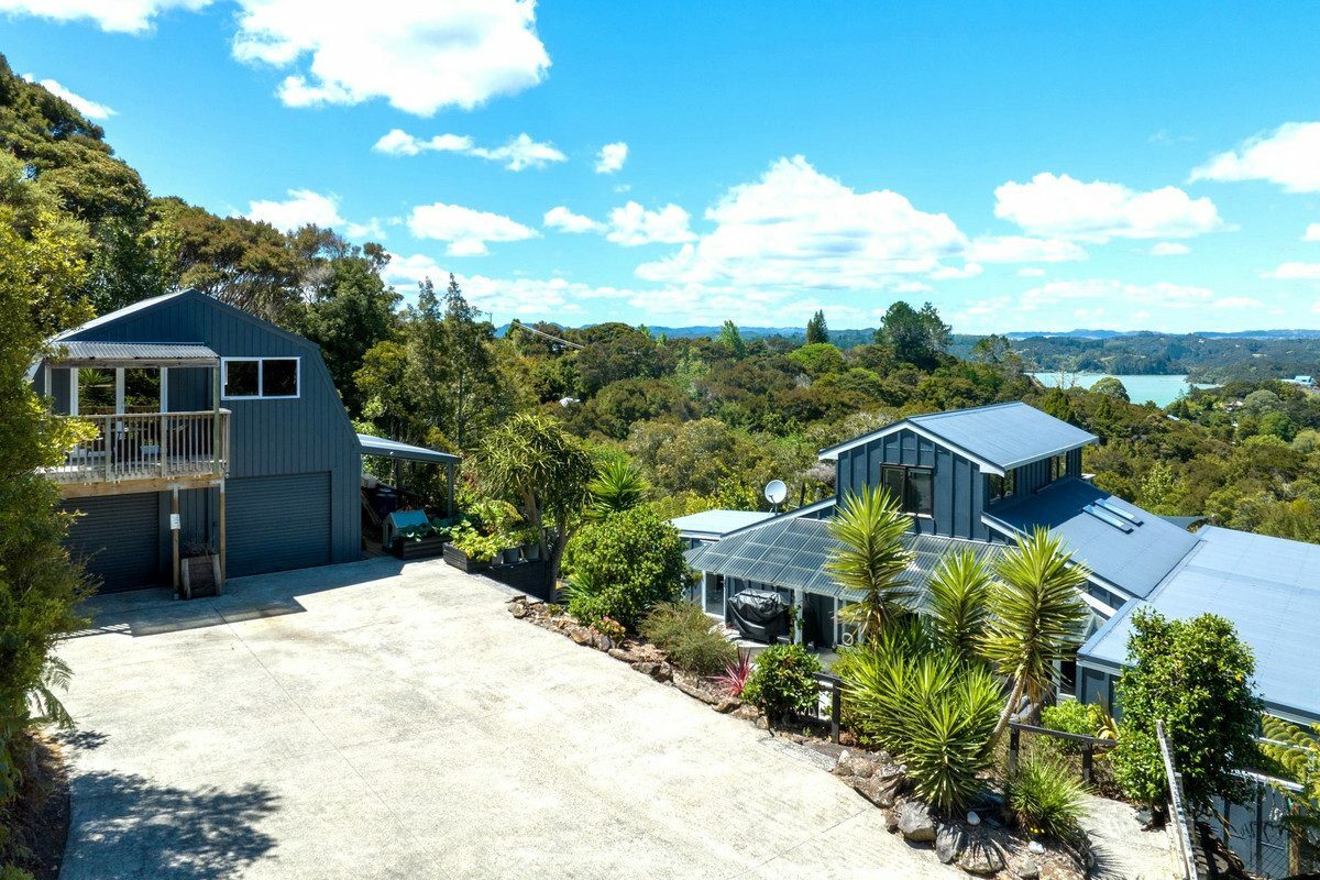 Luxurious Coastal Hideaway – Modern Elegance, Privacy and Sun in Opua
