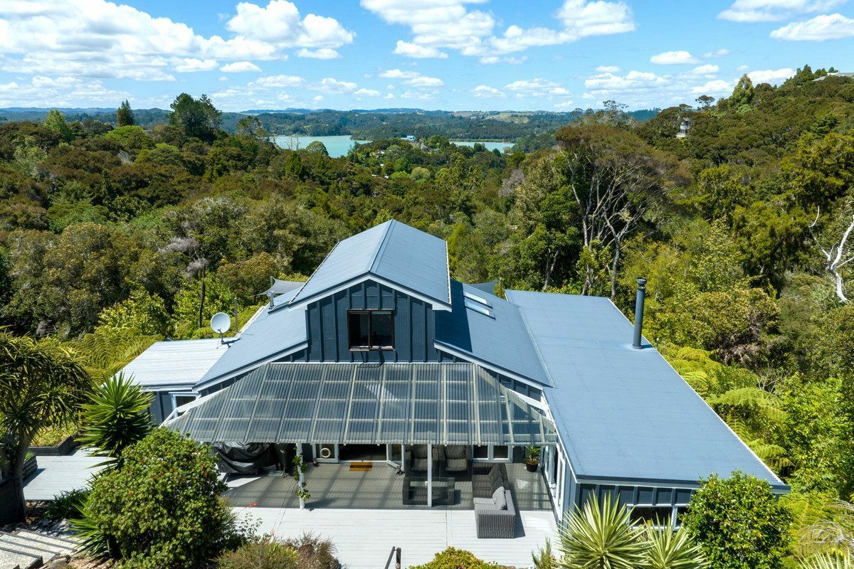Luxurious Coastal Hideaway – Modern Elegance, Privacy and Sun in Opua