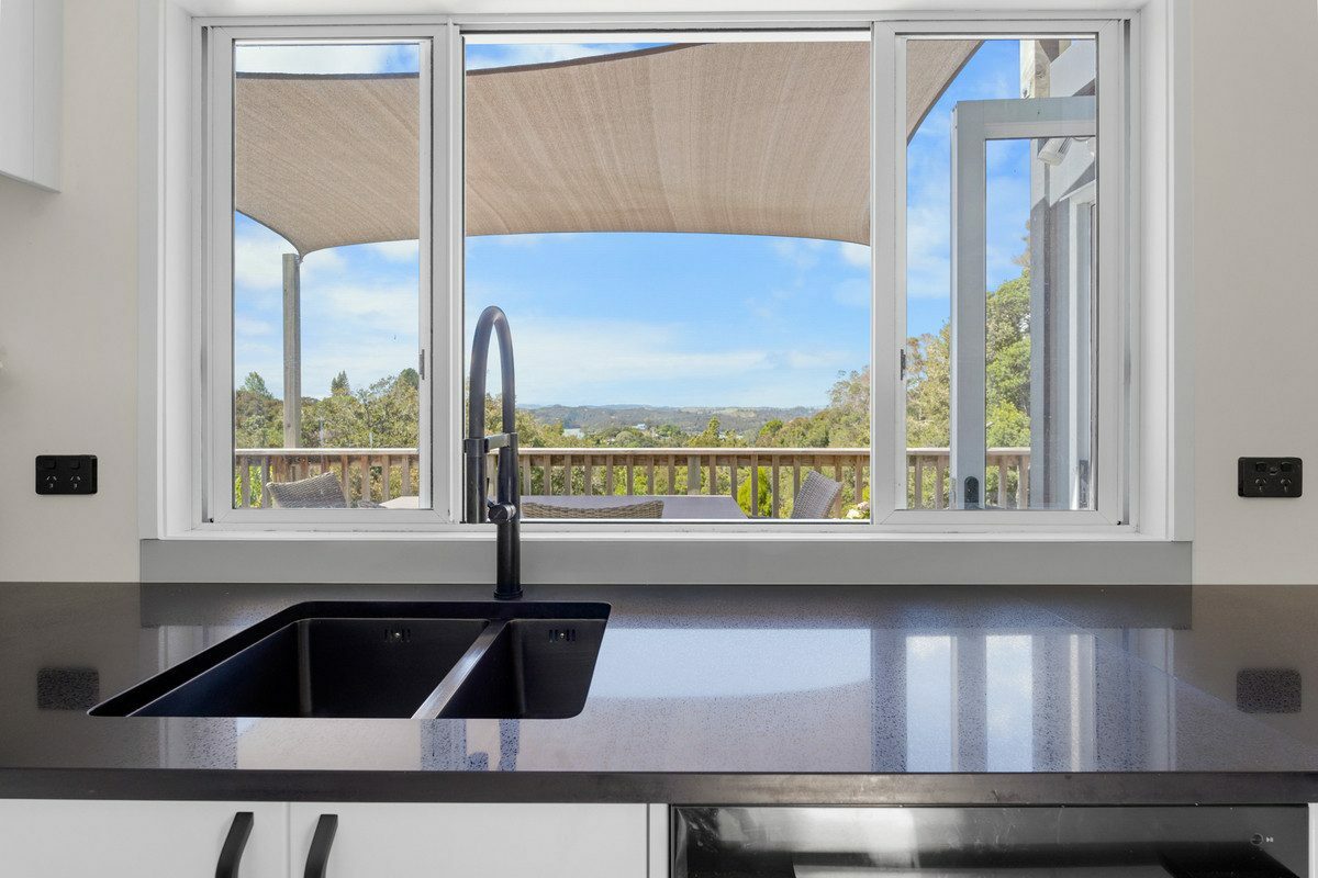Luxurious Coastal Hideaway – Modern Elegance, Privacy and Sun in Opua