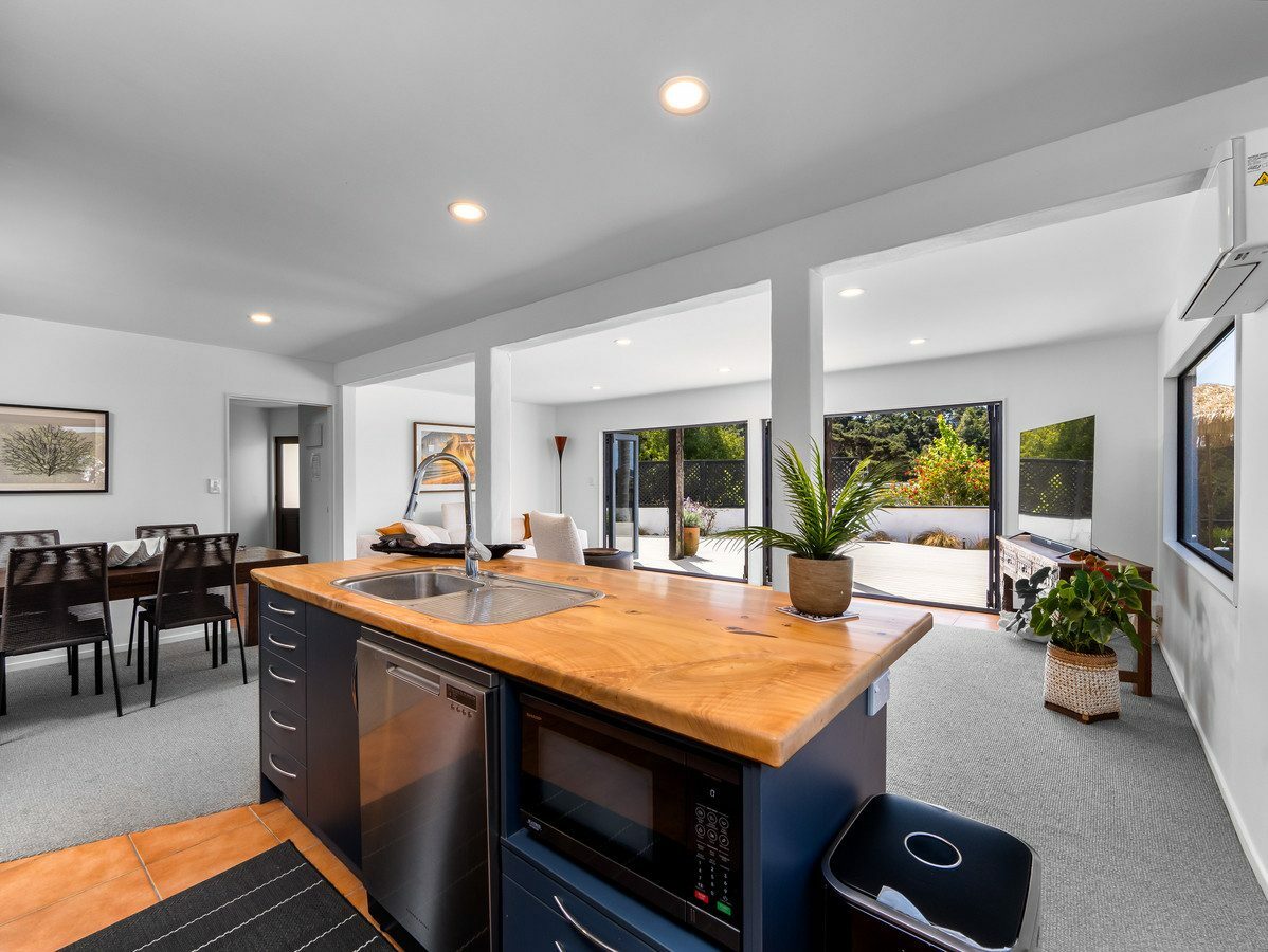 Elevated Coastal Elegance - Sun, Space and Spectacular Views