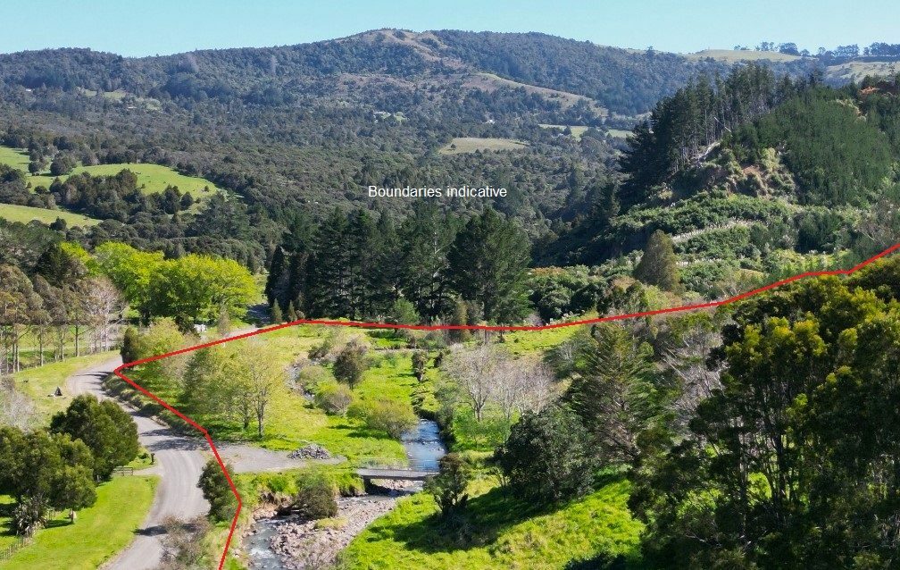 Waimamaku lifestyle with creek