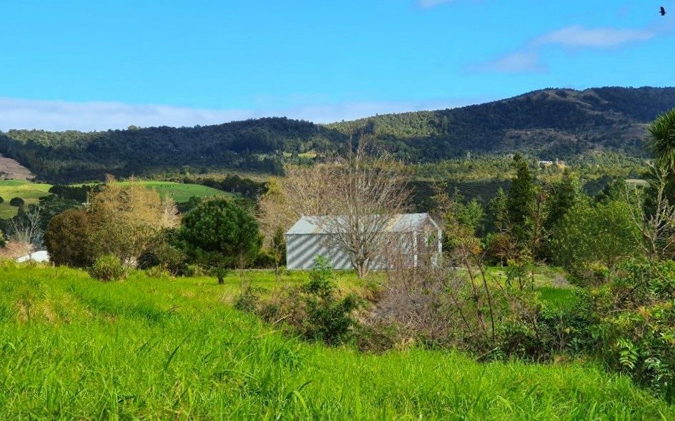 Waimamaku lifestyle with creek